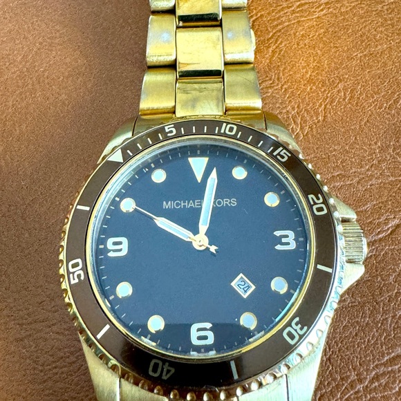 Oversized Michael Kors gold bezel watch, makes an impact! - Picture 2 of 3